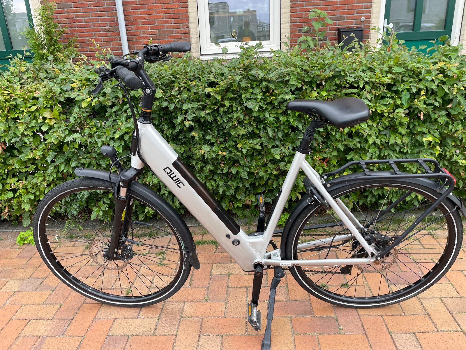 Qwic RD9 uit 2022, tweedehands elektrische fiets, kleur zilvergrijs