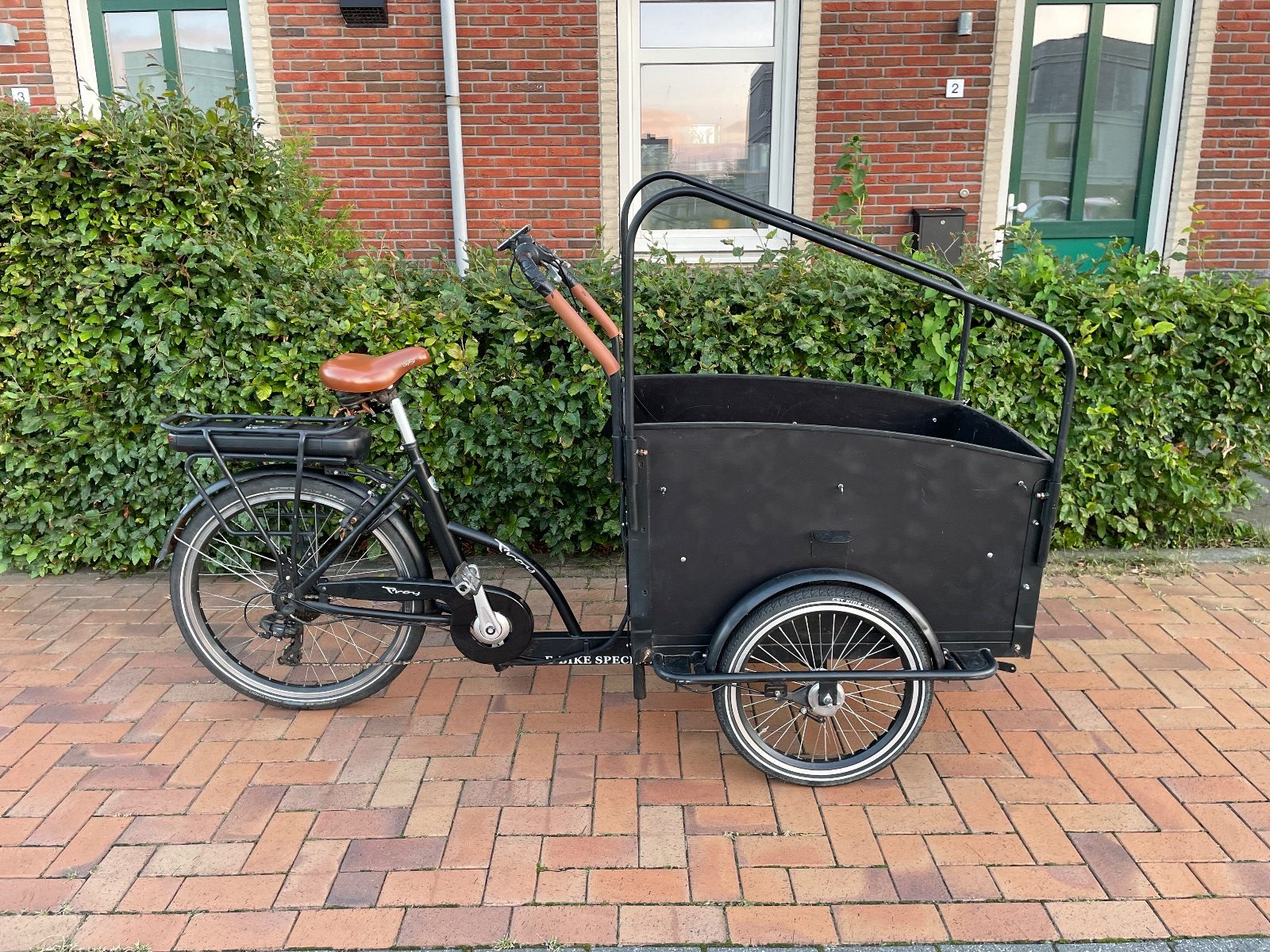 Troy Bakfiets special ebike uit 2018, tweedehands elektrische fiets, kleur zwart